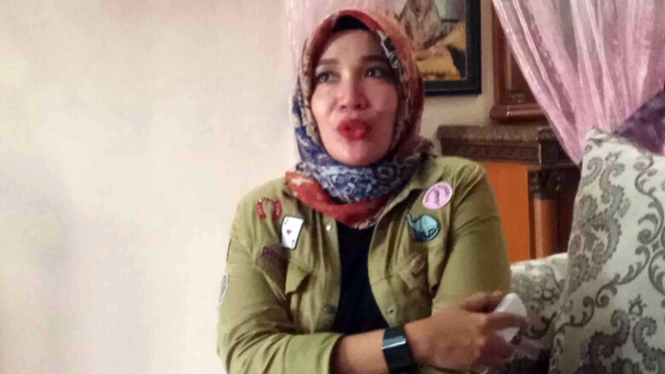 Fifi Husein, adik dari Firza Husein saat diwawancara di kawasan Lubang Buaya Jakti