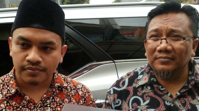 Aziz Yanuar, anggota tim kuasa hukum Firza Husein, saat ditemui wartawan di gerbang utama Markas Komando Brimob, Depok, Jawa Barat, pada Selasa, 31 Januari 2017.