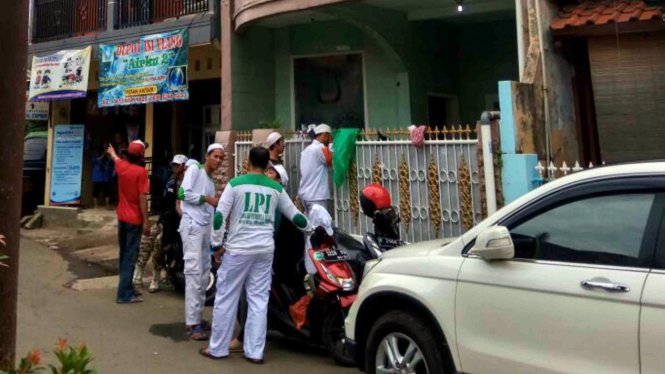 Suasana usai penangkapan Firza Husein dari rumahnya di kawasan Lubang Buaya, Jakarta Timur.