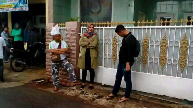 Suasana paska penangkapan Firza Husein di kawasan Lubang Buaya, Jakarta Timur