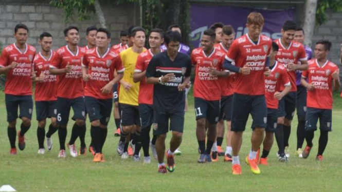 Pemain Bali United sedang berlatih