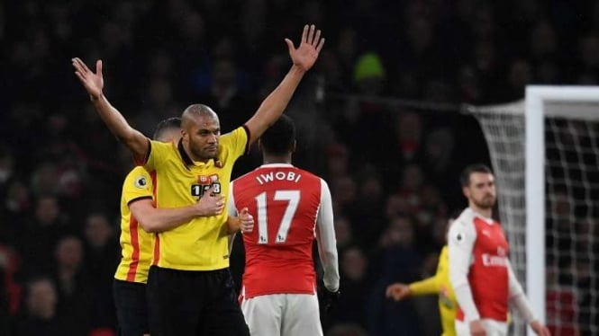 Pemain Watford, Younus Kaboul, saat bobol gawang Arsenal.