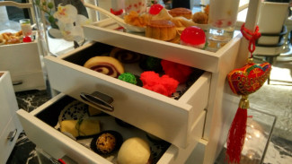 Cantiknya Kue-kue Mungil dalam Lemari Rahasia