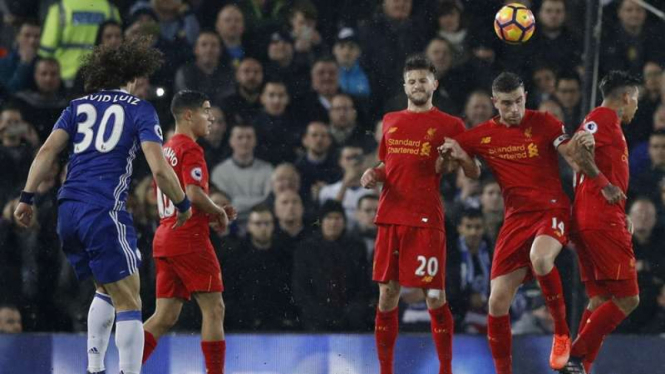 Eksekusi tendangan bebas David Luiz di pertandingan Liverpool vs Chelsea