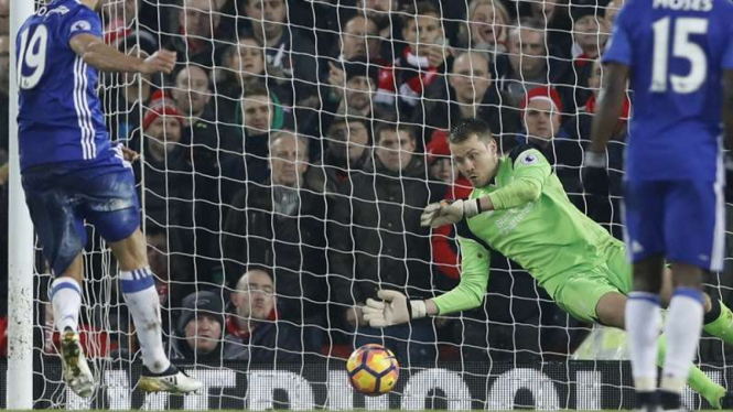 Kiper Liverpool, Simon Mignolet gagalkan penalti