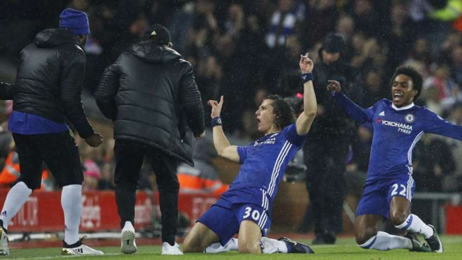 Bek Chelsea, David Luiz merayakan gol ke gawang Liverpool.