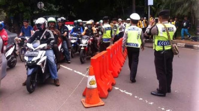 Polisi alihkan arus lalu lintas di depan Polda Metro Jaya.