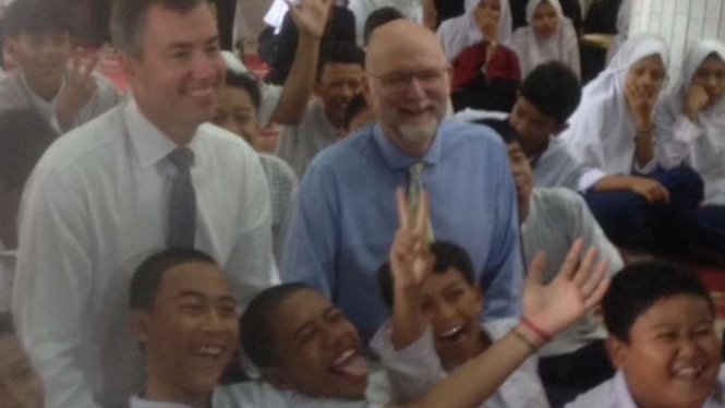Menteri Kehakiman Australia, Michael Keenan (kiri) dan Dubes Paul Grigson, bersama siswa Madrasah Al-Makmur, Jakarta, Rabu, 1 Februari 2017.