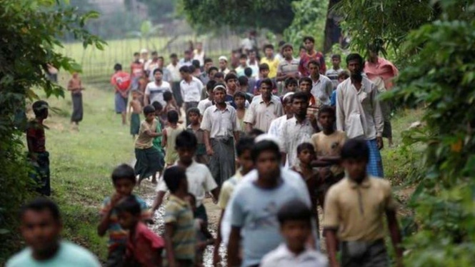 Etnis Rohingya di Maungdaw, Rakhine, Myanmar mengungsi.