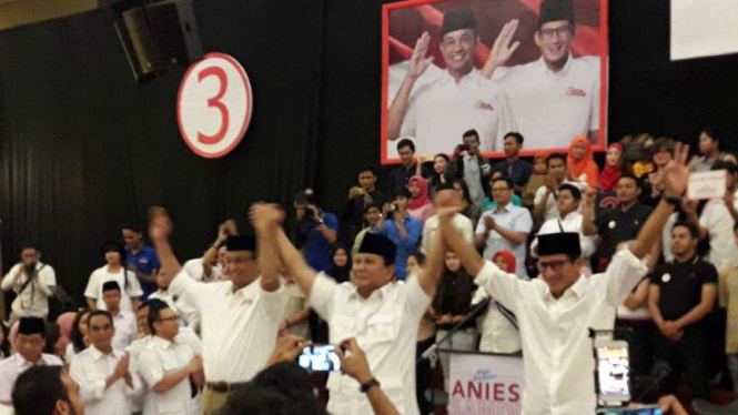 Ketua Umum Partai Gerindra Prabowo Subianto bersama Anies Baswedan dan Sandiaga Uno di Prisma Sport Club Jalan Pejuangan, Perum Taman Kedoya Permai, Jakarta Barat, Rabu 1 Januari 2017.
