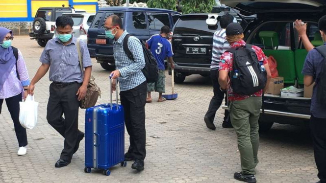 Penyidik KPK saat memasuki gedung Dinas Pekerjaan Umum Papua, Rabu (1/2/2017)