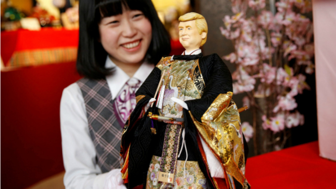 Boneka tradisional Jepang terinspirasi dari sosok Donald Trump.