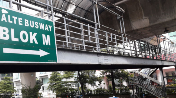 Jembatan penyeberangan orang di kawasan Blok M