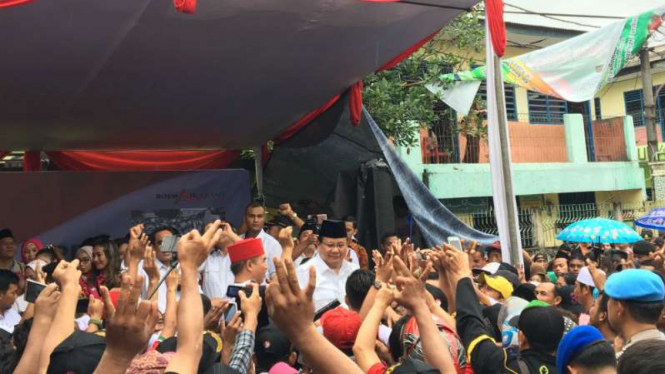 Ketua Umum Partai Gerindra, Prabowo Subianto, berkampanye di kawasan Kapuk, Cengkareng, Jakarta Barat, pada Rabu, 1 Februari 2017.