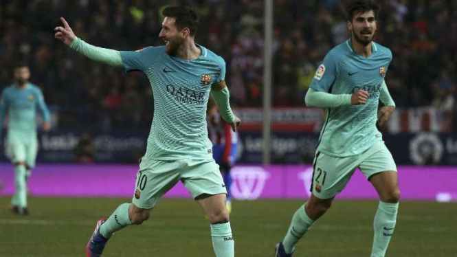 Lionel Messi (kiri) merayakan gol ke gawang Atletico Madrid