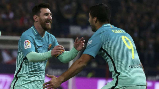 Lionel Messi (kiri) dan Luiz Suarez merayakan gol