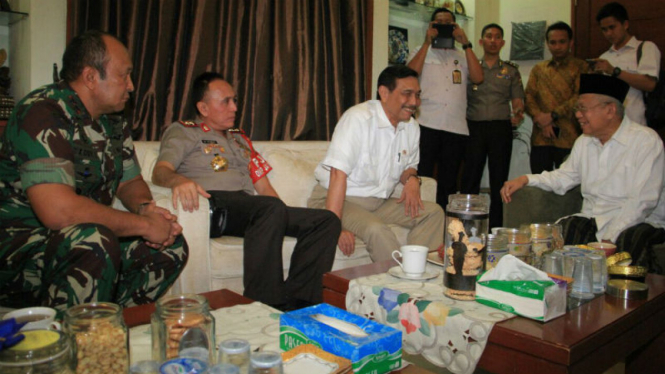 Menteri Koordinator bidang Kemaritiman, Luhut B. Pandjaitan, bersama Kapolda Metro Jaya, Irjen Pol M. Iriawan, dan Pangdam Jaya, Mayjen Teddy Lhaksmana, saat bertandang ke rumah Ketua MUI, KH Ma'ruf Amin, 1 Februari 2017.