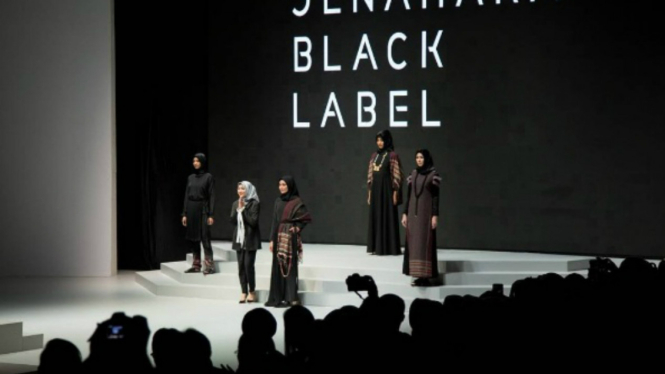 Koleksi Jenahara Black Label di Indonesia Fashion Week 2017.