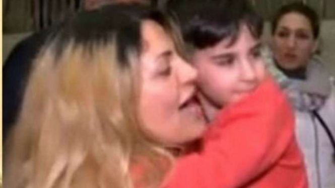 Bocah lima tahun kembali ke pelukan ibunya setelah ditahan selama 4 jam.