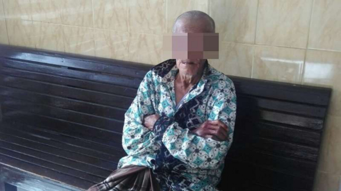 Kakek M, pelaku penganiayaan dan pembunuhan sesama rekannya di panti jompo Kabupaten Kendal Jawa Tengah saat diamankan polisi.