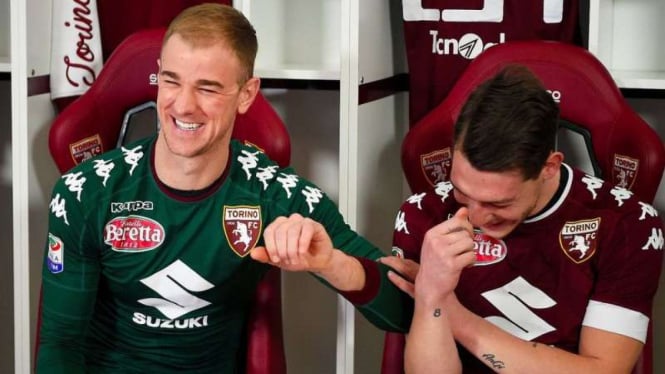 Penjaga gawang Torino, Joe Hart (kiri)