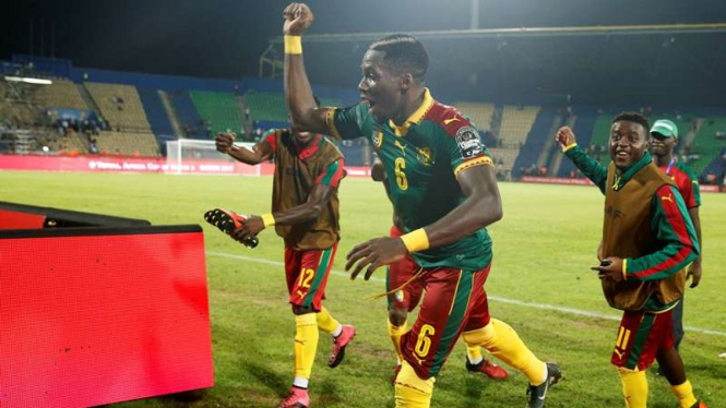Pemain Timnas Kamerun, Ambroise Oyongo, merayakan kemenangan