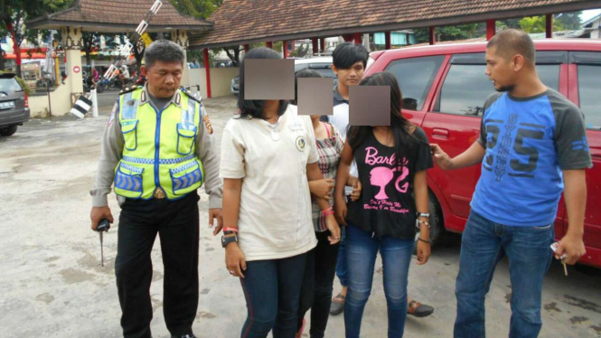 Tiga ABG ditangkap diduga terlibat  perampasan handphone, di Palembang