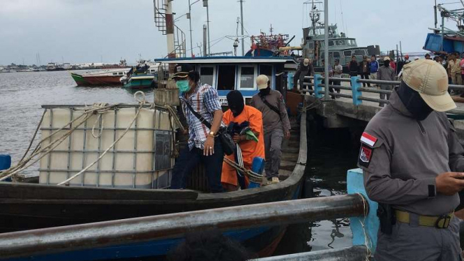 Salah satu penyelundup sabu digiring BNN dari atas kapal.