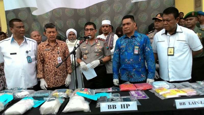Kapolda Jawa Timur, Irjen Pol Machfud Arifin, saat mengungkap kasus narkotika 20 kg jaringan Rutan Cilodong di Mapolda Jatim, Surabaya, Jumat 3 Februari 2017.