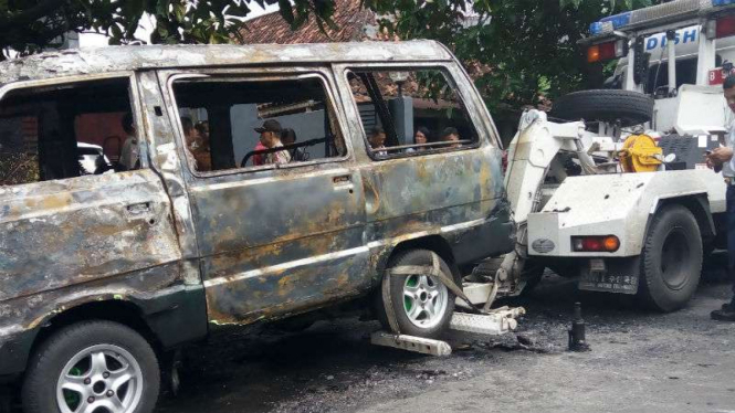 Mobil terbakar di Paseban, Jakarta Pusat