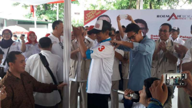 Calon wakil gubernur DKI, Sandiaga Uno, di Roemah Joeang Anies-Sandi. 
