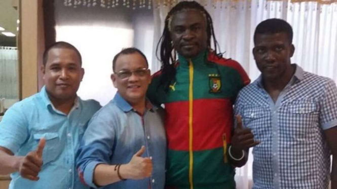 Bio Paulin (kedua dari kanan) bersama manajemen Sriwijaya FC