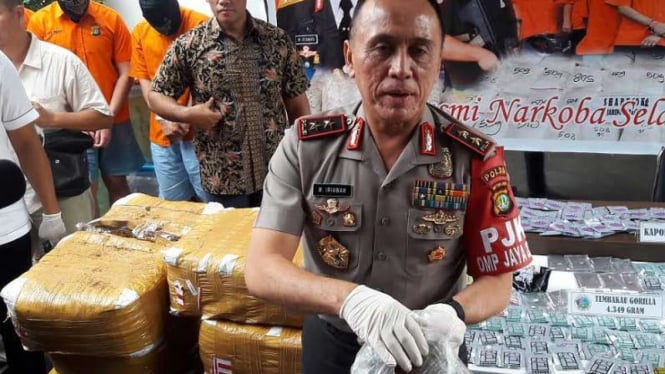 Kapolda Metro Jaya, Irjen Pol M Iriawan perlihatkan narkoba Gorilla.