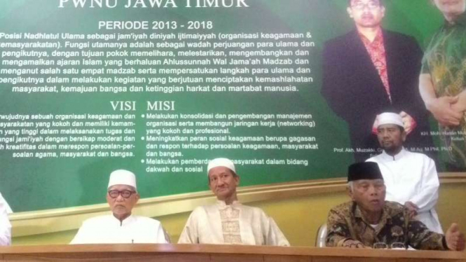 Wakil Rais Syuriah NU Jatim (paling kanan), KH Anwar Iskandar, bersama kiai lain di kantor NU Jatim, Surabaya, pada Jumat, 3 Februari 2017.