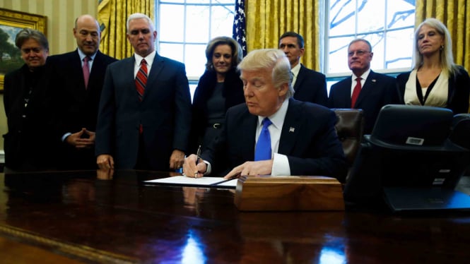 Presiden AS Donald Trump (tengah) menandatangani memorandum untuk layanan keamanan untuk mengarahkan mereka mengalahkan ISIS, di Gedung Putih Washington, AS, 28 Januari 2017.