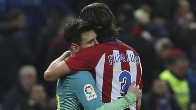 Lionel Messi berpelukan dengan Bek Atletico Madrid, Felipe Luis
