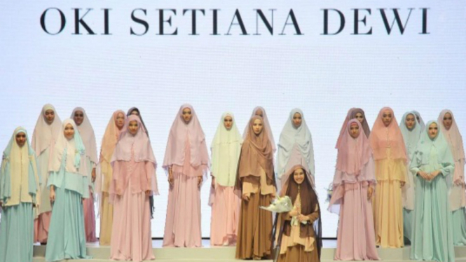 Koleksi busana Oki Setiana Dewi di Indonesia Fashion Week 2017.