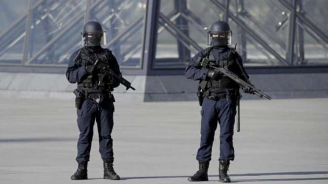 Polisi Antiteror Prancis berjaga di Museum Piramida Louvre, Paris.