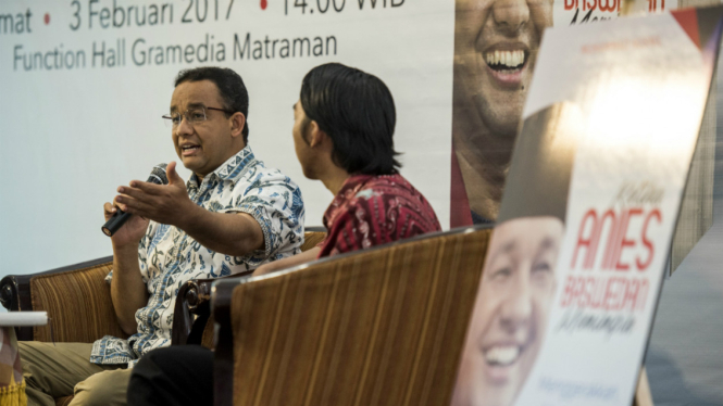 Calon Gubernur DKI Jakarta Anies Baswedan (kiri) dan penulis Muhammad Husnil (kanan) menghadiri peluncuran buku Ketika Anies Baswedan Memimpin di Jakarta, Jumat (3/2). 