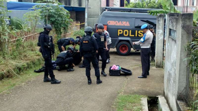 Tim penjinak bom Satuan Gegana Brimob mengidentifikasi benda mencurigakan di rumah pengurus koperasi simpan-pinjam Pandawa Mandiri Group di Depok pada Jumat, 3 Februari 2017.