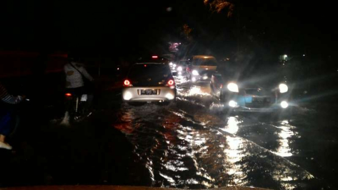 Banjir menggenangi Jalan Ketintang, Surabaya, Jawa Timur, pada Jumat malam, 3 Februari 2017. Jalan ini pintu masuk-keluar Ketintang-A Yani.
