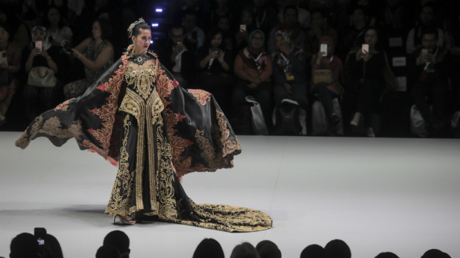 Model memperagakan busana karya perancang Ayok Dwipancara pada ajang Indonesia Fashion Week 2017 di Jakarta, Rabu (1/2). 