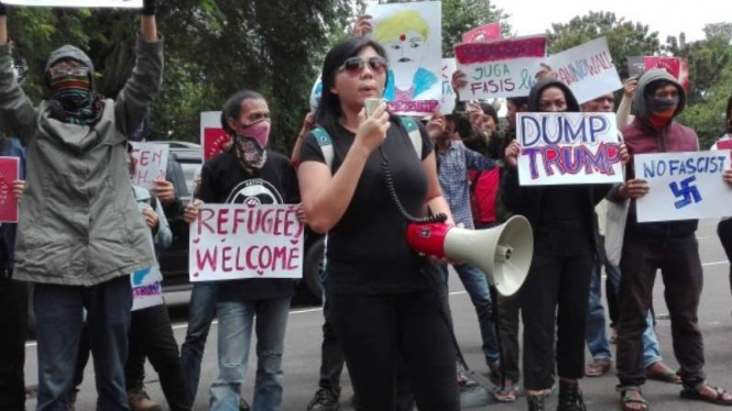 Aksi demo menentang Donald Trump di depan Kedubes AS.