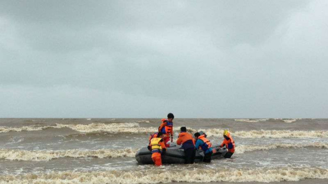 Tim gabungan mencari korban kapal Cahaya Irna yang hancur diterjang ombak 