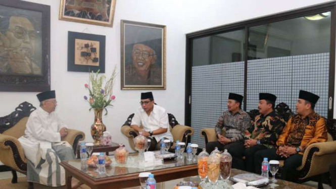 Kapolda Jatim, Irjen Machfud Arifin (dua dari kiri) menemui Solahuddin Wahin  