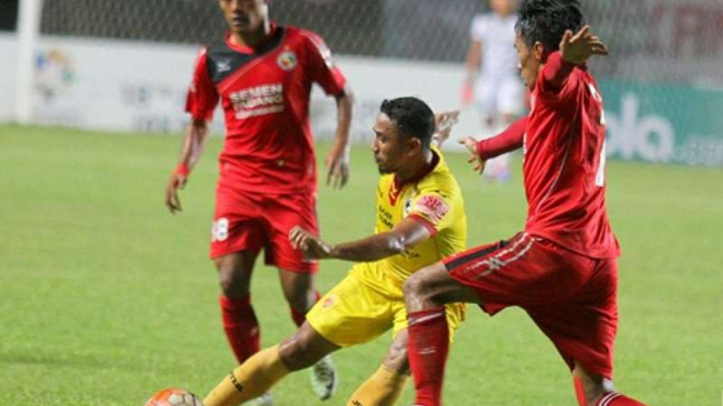 Gelandang Sriwijaya FC, Firman Utina (kostum kuning)