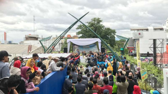 Wali Kota Bandung Ridwan Kamil meresmikan Skywalk Cihampelas