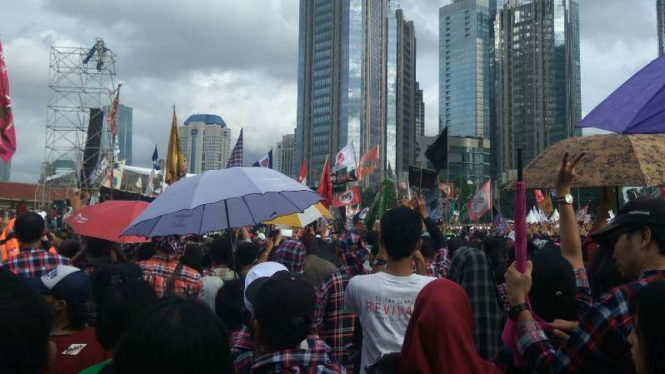 Ribuan orang hadiri KonserGue2 untuk mendukung Ahok-Djarot, di Senayan, Jakarta