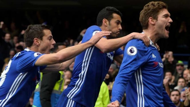 Para pemain Chelsea merayakan gol Marcos Alonso (kanan)