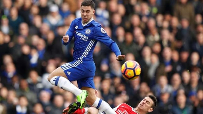 Gelandang Chelsea, Eden Hazard, dalam laga kontra Arsenal.